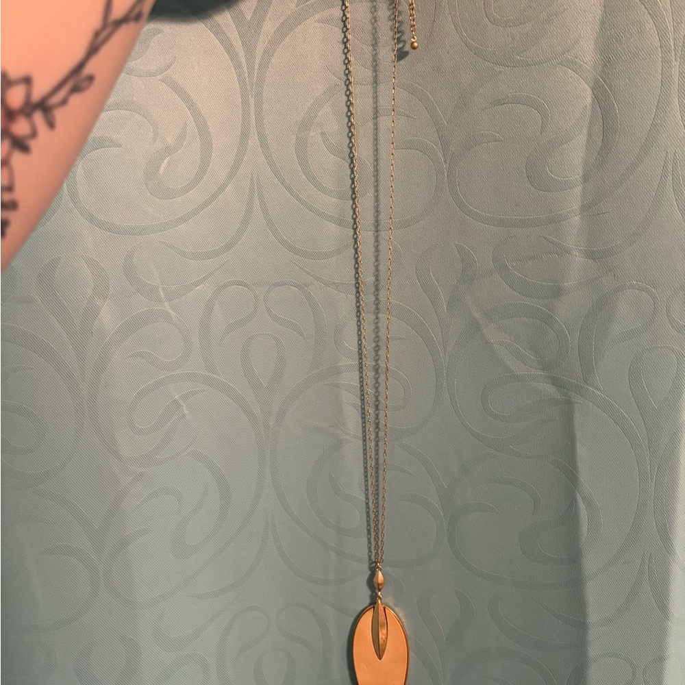 Chic Gold Pendant Necklace